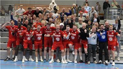 Fans und Spieler feiern nach der Schlusssirene in Himmelpforten gemeinsam die Meisterschaft und den Aufstieg in die Landesliga. Dort gilt es nun, den Klassenerhalt zu schaffen.