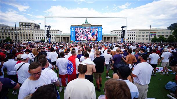 UEFA und Senat: Großartige Fans, großartige Organisation Fans verfolgen das EM-Endspiel in Berlin.