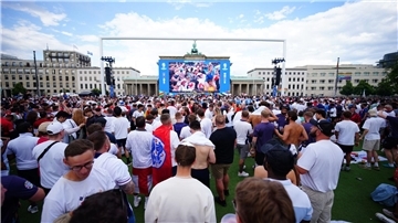 Fans verfolgen das EM-Endspiel in Berlin.