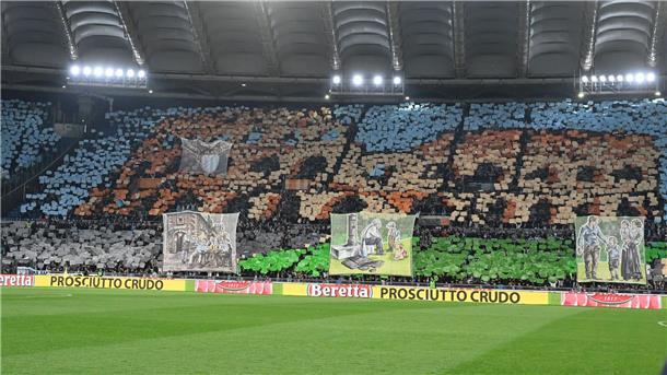 Krawalle vor Anpfiff: Remis im Rom-Derby Fans von Lazio zeigen während des Spiels eine Choreographie.