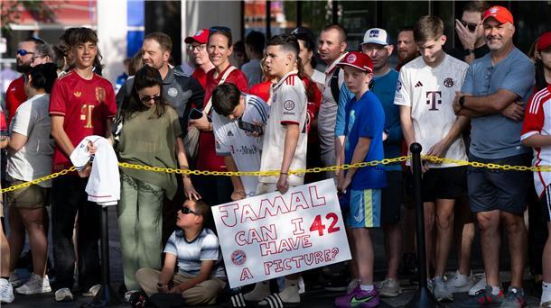 Fans warten am Teamhotel auf die Ankunft der Bayern-Stars.