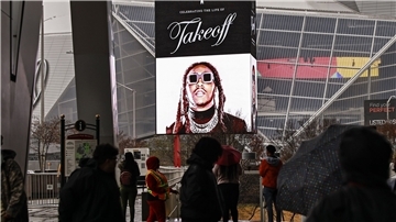 Fans warten vor der State Farm Arena, um an der Gedenkfeier für den getöteten Migos-Rapper Takeoff teilzunehmen.