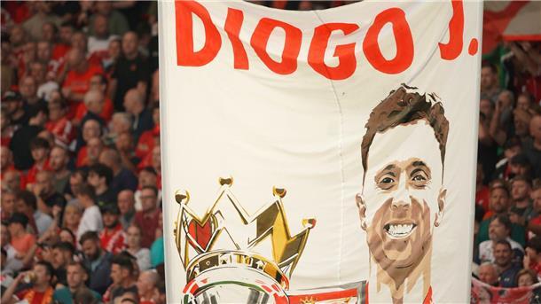 Fans zeigten ein Banner mit dem Bild des verstorbenen Diogo Jota.