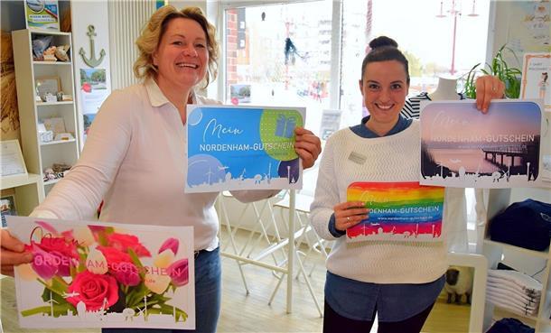 Farbenfroh: Ilona Tetzlaff, Geschäftsführerin von Nordenham Marketing und Touristik (links) und ihre Kollegin Sandra Jankowsky zeigen die Motive für die neuen Nordenham-Gutscheine.