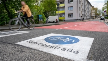 Messung zeigt: Auf der Fahrradstraße sind tatsächlich mehr Radler unterwegs Farbige Markierungen auf dem Asphalt, hier an der Kreuzung Keilstraße und Prager Straße, zeichnen die Radstraße aus.
