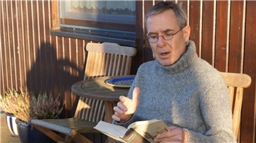 Klaus Turmann liest aus einem Buch vor