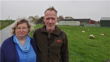 Fast 40 Jahre lang haben Hilke und Hans-Gerd Strodthoff-Schneider die Deichschäferei am Flügeldeich bei Kleinensiel betrieben. Nun hören sie auf. Das Gelände der Schäferei weicht einem Großprojekt der Energiewende. Tennet baut dort zwei Konverterstationen, um Windstrom von See in Wechselstrom umzuwandeln.