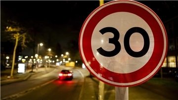 Fast 5.000 neue Geschwindigkeitsschilder wurden in Amsterdam installiert und 170 Ampeln angepasst. Die Gemeinde will einen sichereren und leiseren Verkehr in der Hauptstadt.