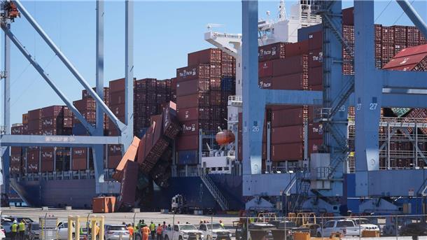 Dutzende Container stürzen von Schiff in den USA Fast 70 Container stürzten ins Wasser.