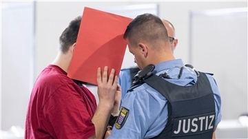 Fast ein Jahr ist es her, dass die Schülerin Ayleen aus Baden-Württemberg in Hessen getötet wurde. Für die Tat muss sich ein 30-Jähriger verantworten.