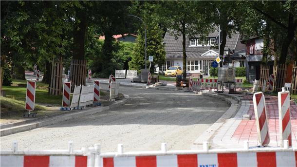 Fast ist es geschafft: Der letzte Teil der Ortsdurchfahrt in Rhadereistedt wird ab Montag asphaltiert, im Anschluss folgt auf der gesamten Strecke die abschließende Deckschicht.
