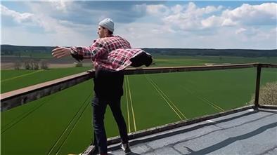 Fast wie Leonardi DiCaprio in "Titanic": Fynn Kliemann erstmals auf seinem Wasserturm an der Grenze zu Polen - auf 30 Metern Höhe.