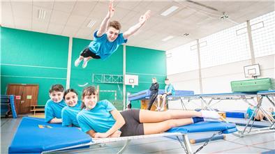 Fast wie Schwerelosigkeit: Die Trampolinspringer bereiten sich auf die bevorstehende Küstenturnshow in der Stadthalle vor.