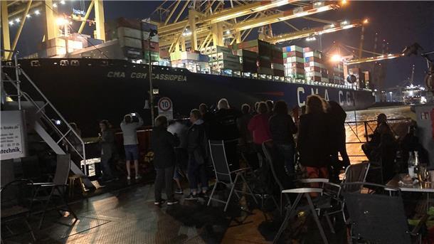 Fasziniert waren alle von den riesigen Container-Schiffen. 