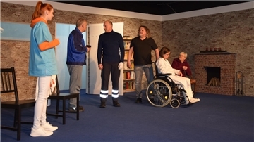 Das Ensemble des Theaters Fatale steht auf der Bühne und spielt das Stück Der Seelenbrecher von Sebastian Fitzek.