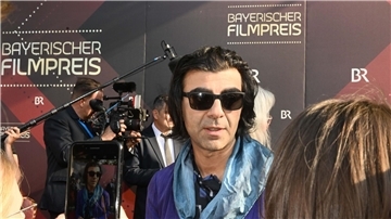 Fatih Akin kommt zur Verleihung des Bayerischen Filmpreises in das Prinzregententheater.