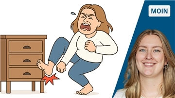 Frau bricht sich den Zeh. 