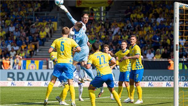 Faustabwehr geglückt: Braunschweigs Torwart Lennart Grill gegen Karlsruhe in Aktion.