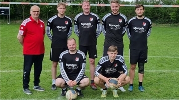 Faustball-Obmann Hans-Peter Gerken (links) mit den Spieler der Bezirksoberliga-Mannschaft.