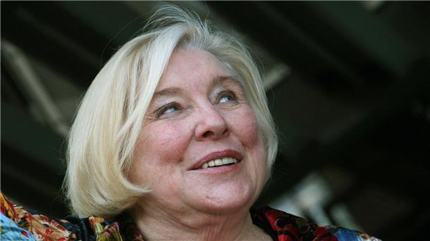 Fay Weldon ist tot. Die Schriftstellerin ist im Alter von 91 Jahren friedlich eingeschlafen.