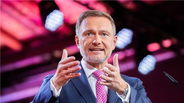 Lindner als FDP-Vorsitzender wiedergewählt  FDP-Chef Christian Lindner spricht beim Bundesparteitag der Liberalen.