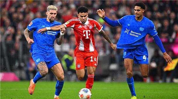 Klares Rolfes-Urteil: Bayern nicht mehr Bayers Kragenweite Fehlende Zweikampfhärte: Auch Bayer-Kapitän Robert Andrich (l) rannte den Bayern-Spielern nur hilflos hinterher.