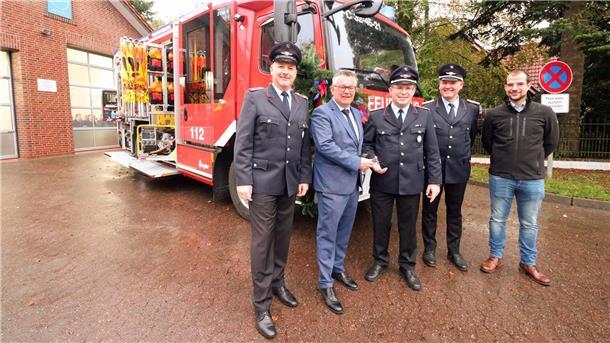 Feierliche Schlüsselübergabe für den neuen Uthleder Feuerwehrwagen, von links: Ortsbürgermeister Marco Vehrenkamp, Gemeindebürgermeister Andreas Wittenberg, Ortsbrandmeister Fabian Arndt, Gemeindebrandmeister Markus Sudmann und Feuerschutzausschussvorsitzender Christoph Werde.
