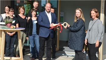 Feierliche Schlüsselübergabe zur offiziellen Eröffnung: die Architektinnen (von rechts) Cathrin Schultz und Kathrin Sievers übergeben das symbolische Schließwerkzeug an Hendrik Rehm, den Vorsitzenden des Stiftungsrates.