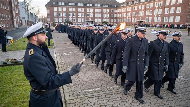 Vereidigung von Rekruten an der Marineoperationsschule Die Vereidigung von 111 Soldatinnen und Soldaten an der Marineoperationsschule Bremerhaven.