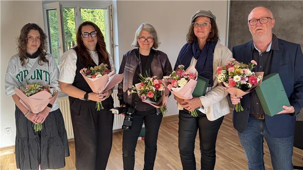 Feierlicher Augenblick (von links): Linda Surdel, Marta Wojniusz-Bukowska (Darlowo), Heide Pinkall, Veronika Boyksen, Uwe Peglau (Brake).