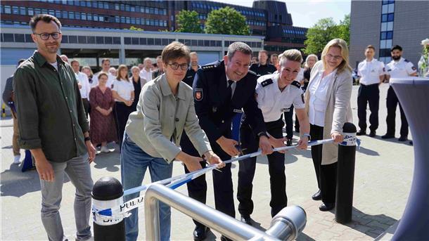 Feierlicher Moment: Thomas Hanzlik (von links) und Ulrike Herda (Staatliches Baumanagement Lüneburger Heide), Polizeivizepräsident Jörg Wesemann, SET-Trainerin Liv Janßen und Architektin Nadine Lorenz. 