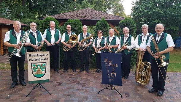 Gruppenfoto mit Musikerinnen und Misikern: Feiern ihr goldenes Jubiläum, die Musikerinnen und Musiker der Hauskapelle Hüttenbusch (von links): Andreas Wisbar (musikalischer Leiter), Jürgen Flathmann, Michael von Düllen, Sebastian Friedlin (Moderation und Gesang), Ingo Treudler, Anita Student, Johann Adam, Heino Hüncken (Moderation und Gesang), Uwe Treudler und Werner Huskamp.