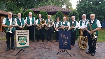 Gruppenfoto mit Musikerinnen und Misikern: Feiern ihr goldenes Jubiläum, die Musikerinnen und Musiker der Hauskapelle Hüttenbusch (von links): Andreas Wisbar (musikalischer Leiter), Jürgen Flathmann, Michael von Düllen, Sebastian Friedlin (Moderation und Gesang), Ingo Treudler, Anita Student, Johann Adam, Heino Hüncken (Moderation und Gesang), Uwe Treudler und Werner Huskamp.