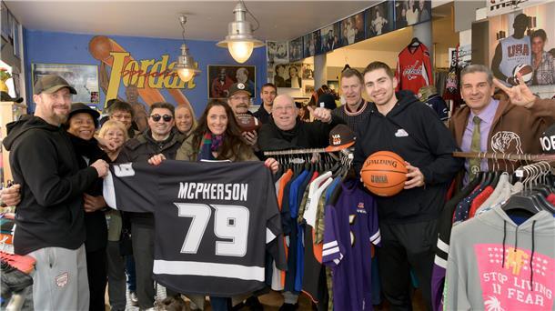 Wally Kruso feiert in seinem Laden - und alle feiern mit Feierstimmung in Wallys Nike Corner: Seit 40 Jahren können Kunden hier US-Sportbekleidung kaufen. . Foto: Ralf Masorat