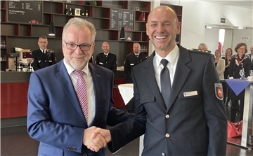 Feierstunde in Delmenhorst: Polizeipräsident Johann Kühme (links) zählte zu den Ersten, die Inspektionsleiter Wilfried Grieme zu seinem neuen Amt gratulierten.