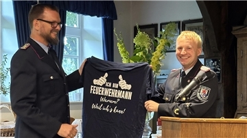 Abschnittsleiter Henning Herzig überraschte Torben Henning mit einem T-Shirt. 