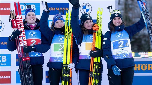 Biathletin Simon wegen Kreditkartenbetrugs verurteilt Feierten einige Staffelerfolge zusammen: Justine Braisaz-Bouchet (2.vr.) und Julia Simon (r). (Archivbild)