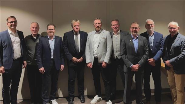 Darum hat die Nordenhamer Kaufmannsgilde Grund zum Feiern Neun Männer stehen nebeneinander.