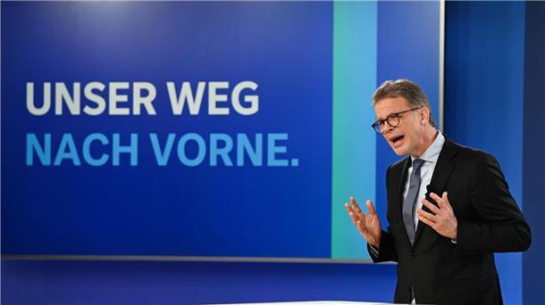 Deutsche Bank bleibt trotz Gewinneinbruch zuversichtlich Feilt an der „Deutschen Bank 3.0“: Deutsche-Bank-Chef Christian Sewing