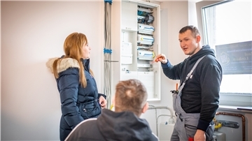Feinarbeiten im Endspurt. Alina Loskan und Elektro-Experte André Weiß erklären Bauherr Marvin Holst (Mitte) den Sicherungskasten im Haus.