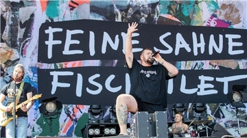 „Feine Sahne Fischfilet“ freut sich, mit dem Konzert auf der Fähre den Open-Air-Sommer einzuläuten. Hier spielt die Band auf dem Festival „Rock im Park“.