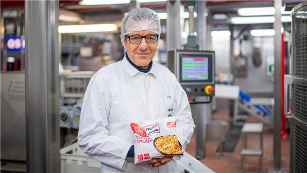 Felix Ahlers zeigt das neue Produkt: Butter Chicken. Das indische Reisgericht gilt nach eigenen Angaben im Handel als die erfolgreichste Neueinführung des Jahres.