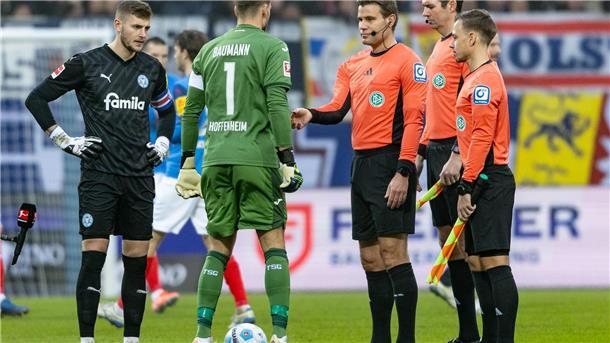 Rekordschiedsrichter Brych beendet Karriere Felix Brych (M) verletzte sich in diesem Spiel.