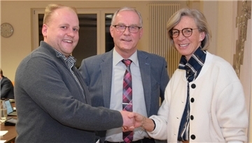 Personalwechsel mit Handschlag.