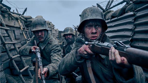 Felix Kammerer (r) als Paul Bäumer, Albrecht Schuch (l) als Stanislaus Katczinsky und Edin Hasanovic als Tjaden Stackfleet in einer Szene des Films „Im Westen nichts Neues“.