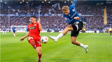 Felix Keidel (l) und die SV Elversberg hatten bei Arminia Bielefeld das Nachsehen.