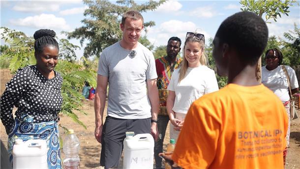 Rodel-Olympiasieger Loch rätselt: Was bringt die Zukunft? Felix Loch und seine Frau Lisa besuchen ein Projekt der Kinderrechtsorganisation Plan International in Malawi.