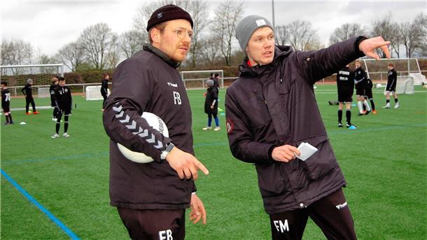 Felix Meyer, sportlicher Leiter der Jugendabteilung des VfL Sittensen, im Gespräch mit Felix Beyer, Torwarttrainer aus den Reihen des FC St. Pauli.