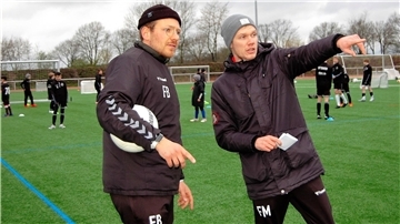 Felix Meyer, sportlicher Leiter der Jugendabteilung des VfL Sittensen, im Gespräch mit Felix Beyer, Torwarttrainer aus den Reihen des FC St. Pauli.