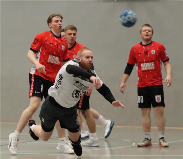 Zevener Handballer müssen jetzt zum Finale nach Himmelpforten Felix Naerger musste sich immer wieder energisch gegen die enge Bewachung der Schneverdinger durchsetzen. Das gelang dem Zevener Kreisläufer häufig genug - er markierte zwölf Treffer in dieser Partie.
